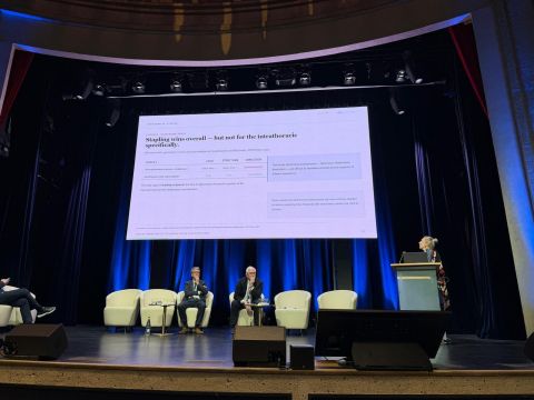 Presentación e intercambio profesional en el escenario de un congreso